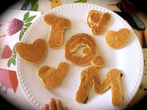 Pancakes en forma de corazones y tqm para celebrar San Valetín